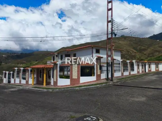 EN VENTA Hermosa casa ubicada en la Grita