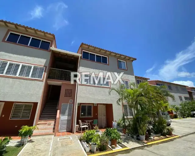 EN VENTA APARTAMENTO AMOBLADO EN AV. TERRANOVA: AGUA CONSTANTE. UBICACIÓN ESTRATÉGICA PARA TU TRANQUILIDAD FAMILIAR. ¡TU NUEVO HOGAR JUNTO A LOS MEJORES SERVICIOS!