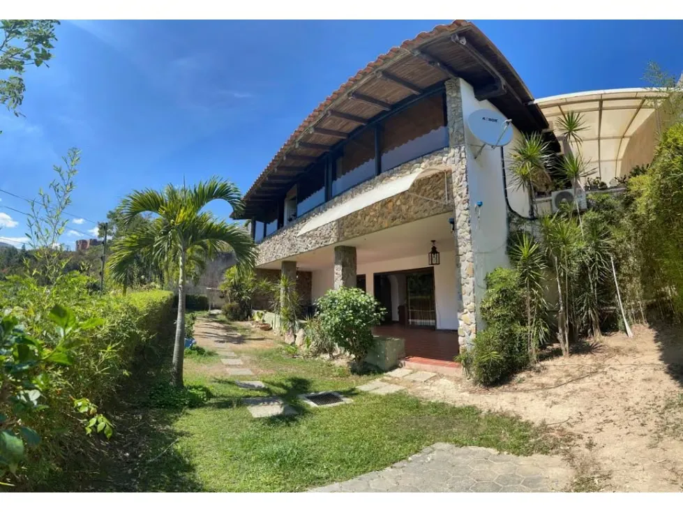 Vendo casa 700m2 5h+2s/4.5b+s/5p Colinas de Tamanaco 3003