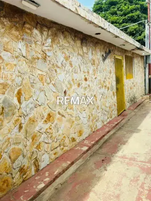 AMPLIA CASA EN VENTA EN VEREDA EN SECTOR 4 DE SAN JACINTO MARACAIBO ZONA NORTE