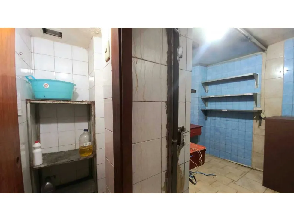 Se vende local comercial 70m2 Av. Lecuna 3135 - 8