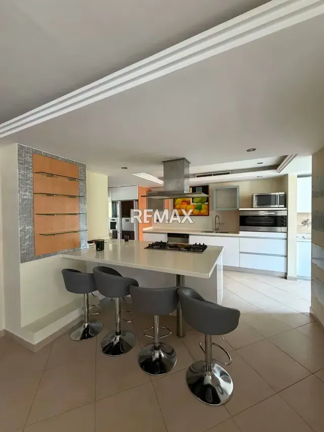 Alquiler de amplio Apartamento en Resd. La Castellana en El Parral - 2