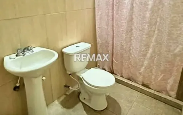 Venta de amplia Casa Multifamiliar - 12