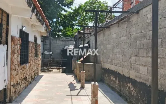 Venta de amplia Casa Multifamiliar - 16