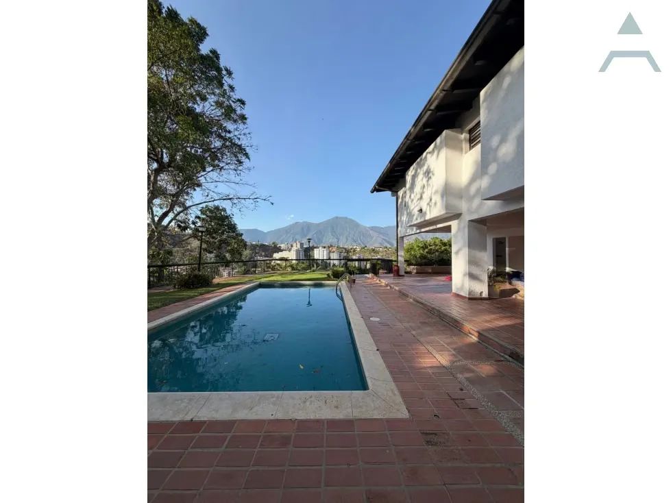 Se vende casa 2700m² 4h+2s/4b+s/4p Cerro Verde