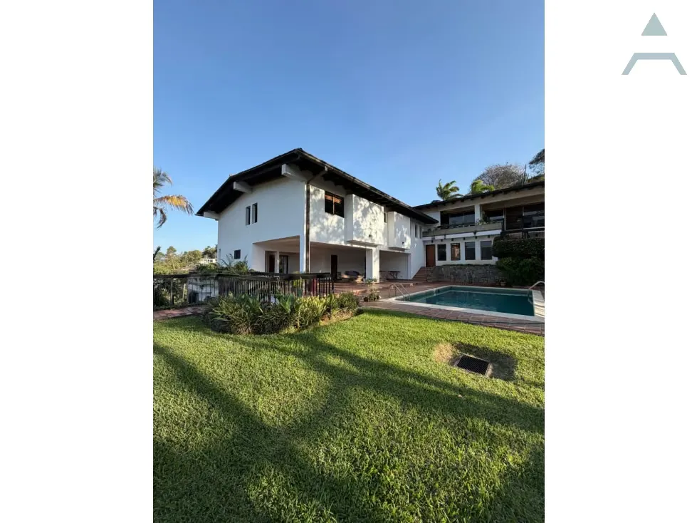 Se vende casa 2700m² 4h+2s/4b+s/4p Cerro Verde - 3