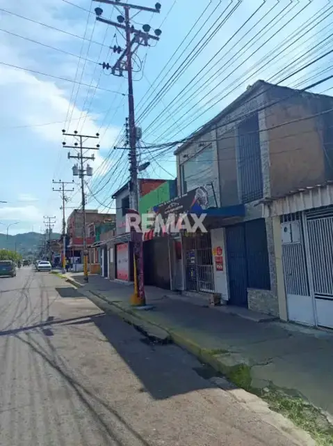 Local Comercial con centro de atención al público y Depósito con excelente ubicación , alto tráfico peatonal y vehicular en la calle Venezuela Sector pueblo Nuevo , Puerto la Cruz