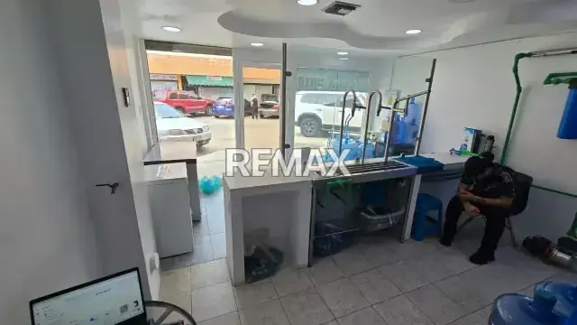 SE VENDE LOCAL COMERCIAL DE 50 M2 con FONDO DE COMERCIO Y EQUIPOS DE POTABILIZACION DE AGUA DE TECNOLOGIA DE PUNTA UBICADO EN EL C.C LAS CHIMENEAS