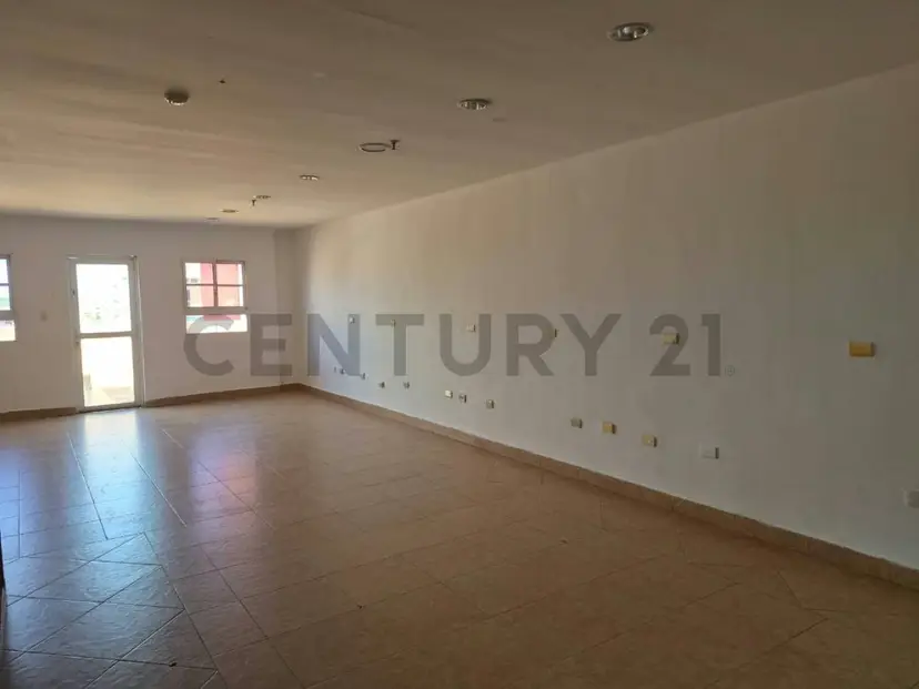 Exclusivo Local Comercial con Terraza en el Centro Comercial Puente Real