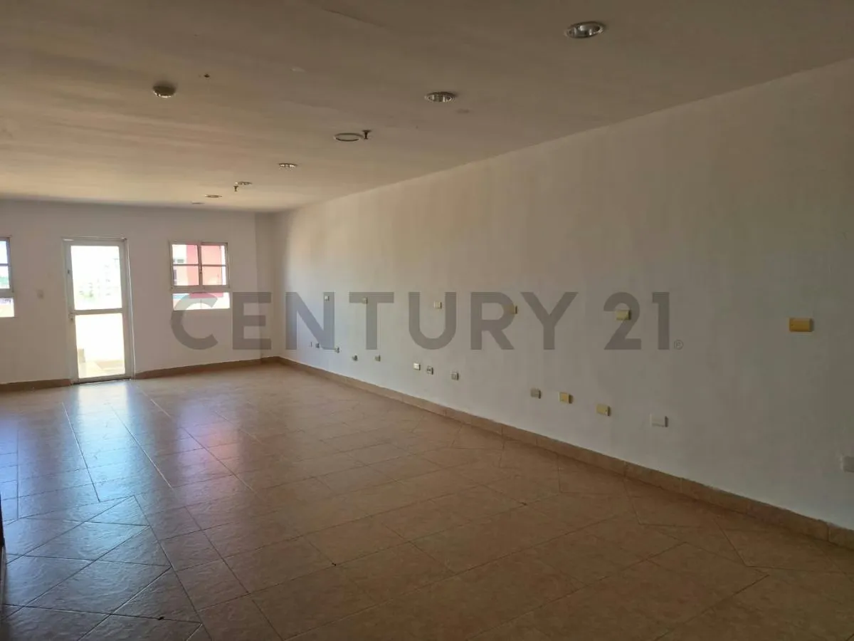 Exclusivo Local Comercial con Terraza en el Centro Comercial Puente Real