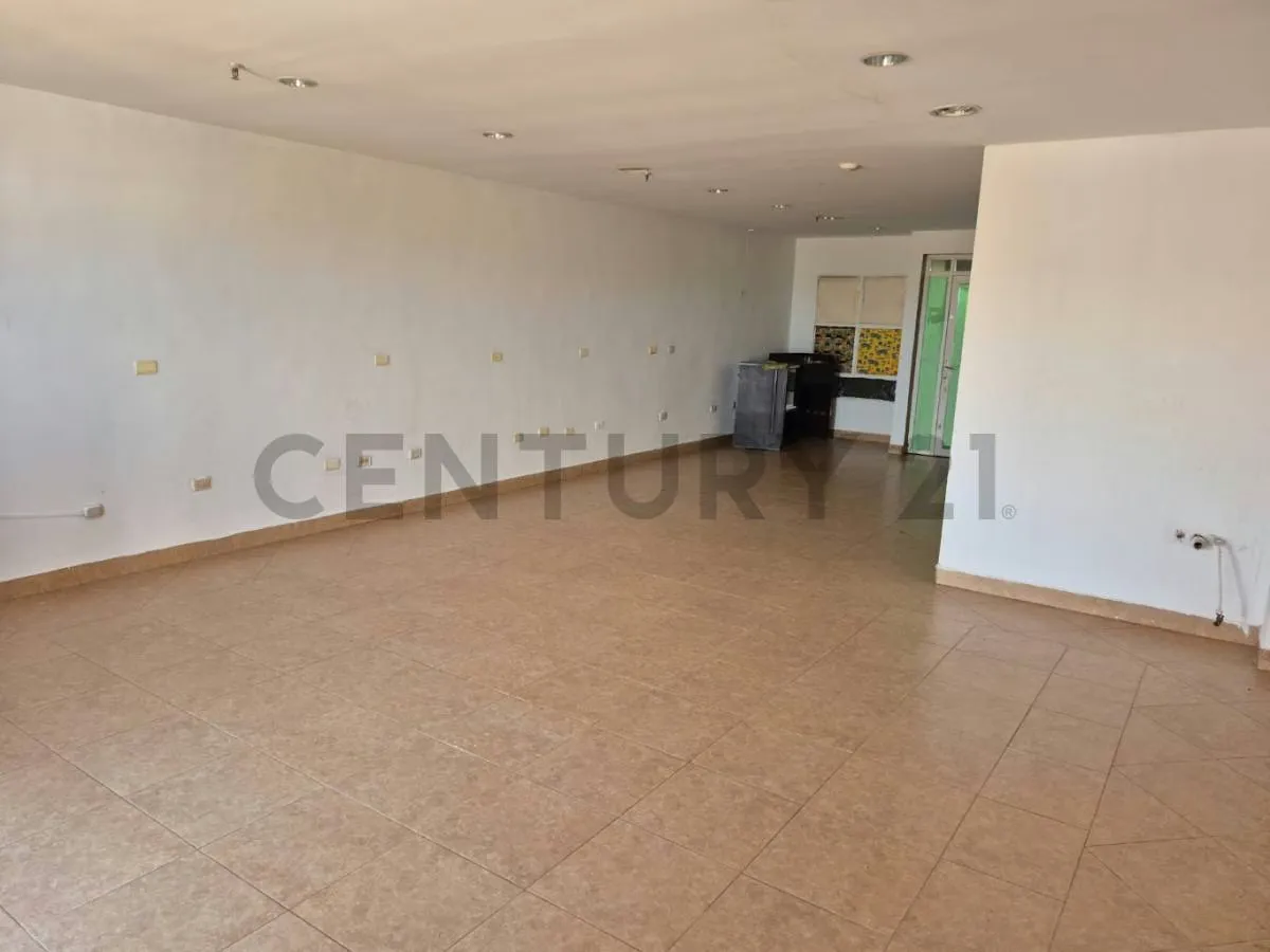 Exclusivo Local Comercial con Terraza en el Centro Comercial Puente Real - 3