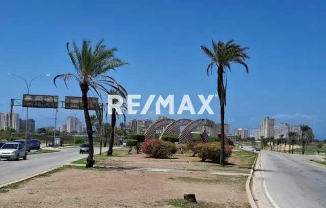 EN VENTA POTENCIAL TERRENO, CON USO RESIDENCIAL Y COMERCIAL, EN EL CORAZON DE SABANAMAR, ISLA DE MARGARITA.