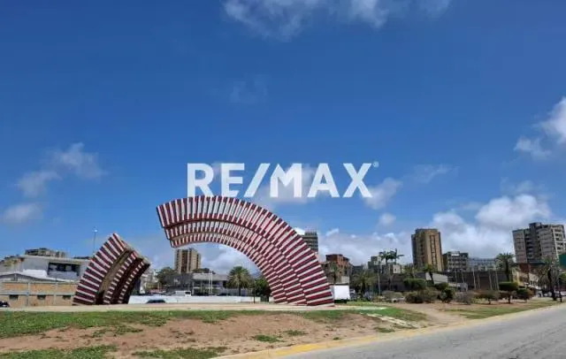 EN VENTA POTENCIAL TERRENO, CON USO RESIDENCIAL Y COMERCIAL, EN EL CORAZON DE SABANAMAR, ISLA DE MARGARITA. - 2