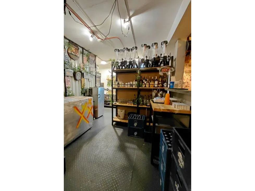 VENTA DE FONDO DE COMERCIO EN LA AV. CASANOVA - 18