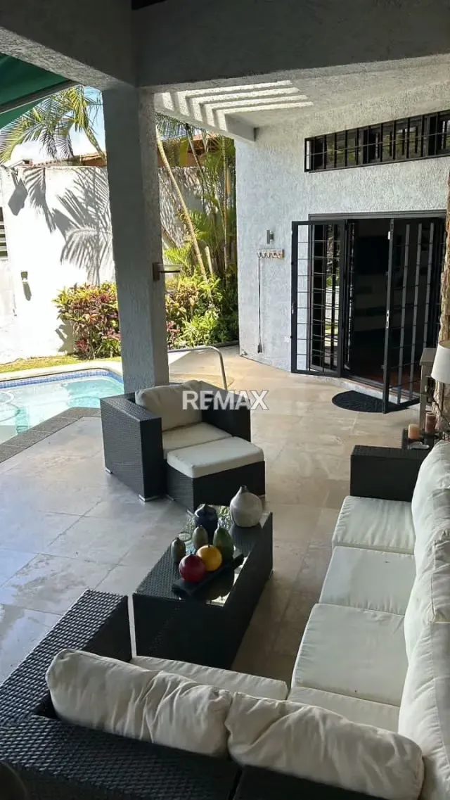 Casa con piscina en La Lagunita