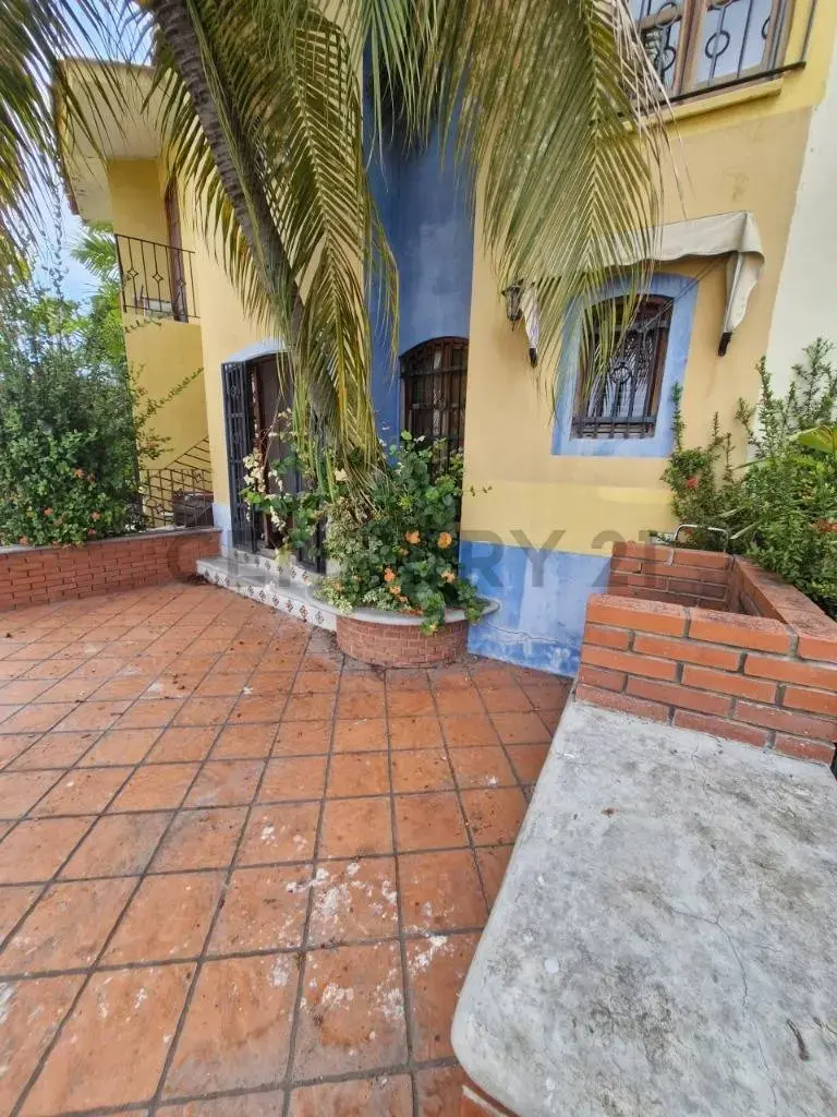 VILLA EN PUEBLO VIEJO