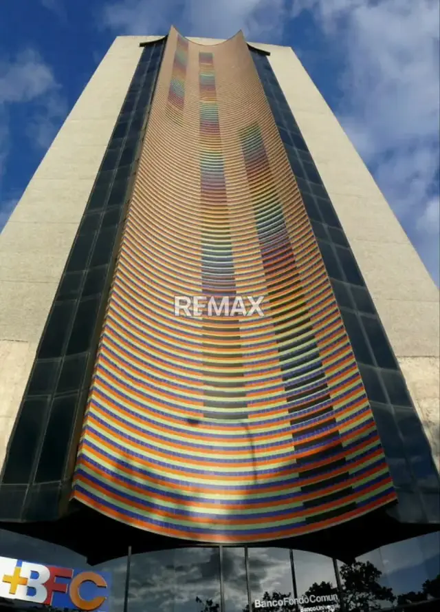 EN ALQUILER OFICINA AMOBLADA EN LA ICÓNICA TORRE STRAUS
