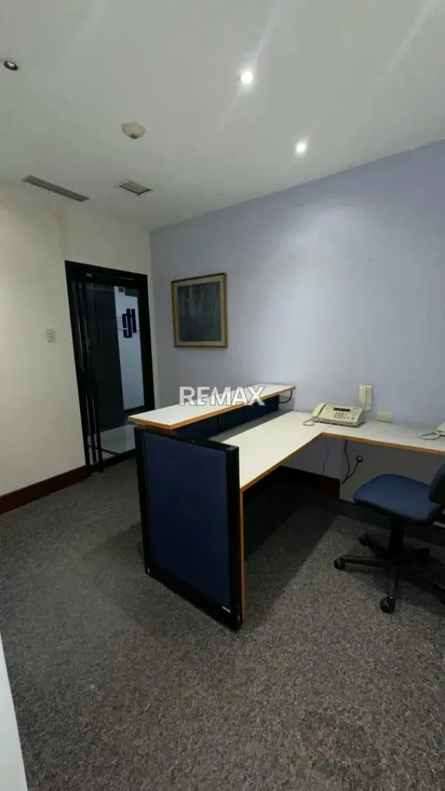 EN ALQUILER OFICINA AMOBLADA EN LA ICÓNICA TORRE STRAUS - 11