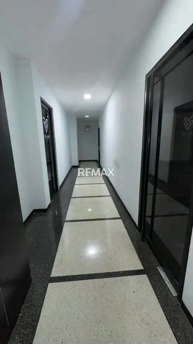 EN ALQUILER OFICINA AMOBLADA EN LA ICÓNICA TORRE STRAUS - 18