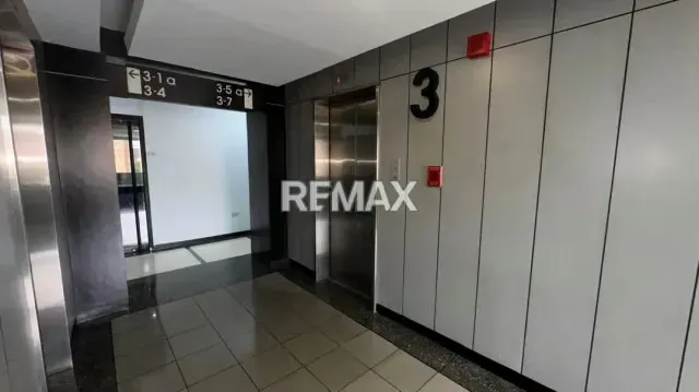 EN ALQUILER OFICINA AMOBLADA EN LA ICÓNICA TORRE STRAUS - 9