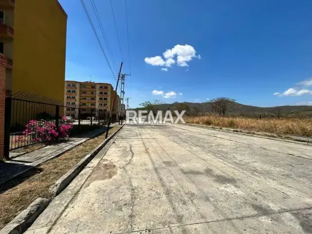 Venta de exclusivo y extraordinario lote de terreno en Variante San Diego - 3