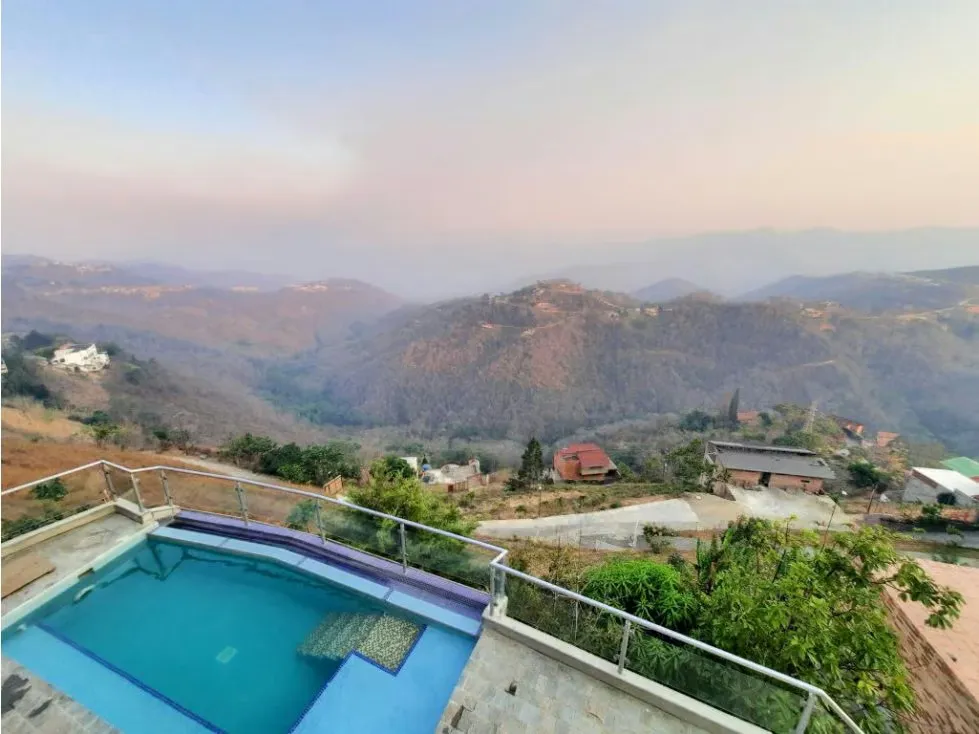Casa en Venta En Colinas de La Lagunita 5H/ 5B/ 8P - 43
