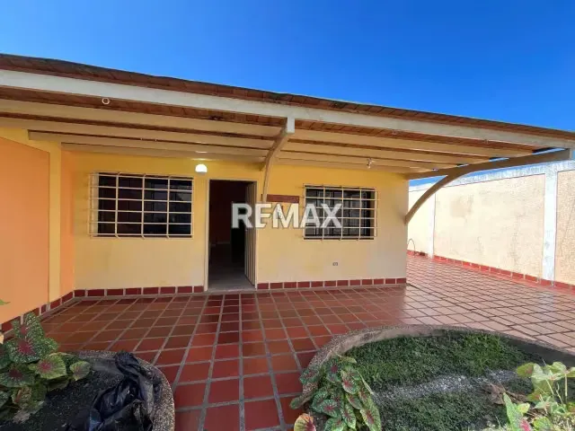 EN VENTA HERMOSA CASA. URBANIZACIÓN PRIVADA PALMA REAL . ARAURE - 2