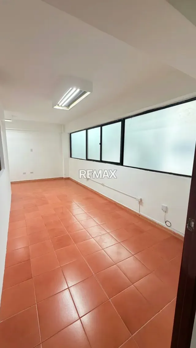 PLANTA ELECTICA TOTAL 100% SE ALQUILA OFICINA 70m2 C.C. IMPERIAL II AV BOLIVAR DIAGONAL AL MULTIMAX - 9