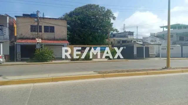 En venta de un terreno de 934,56 con locales comerciales en avenida principal de Chichiriviche con excelente potencial