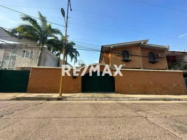 VENTA DE DOS CASAS Y UN TERRENO EN LA AV. BOLÍVAR NORTE