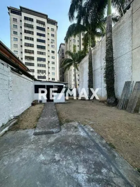 VENTA DE DOS CASAS Y UN TERRENO EN LA AV. BOLÍVAR NORTE - 3