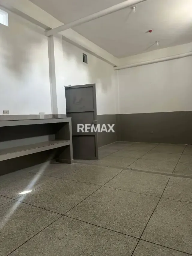 EN ALQUILER LOCAL COMERCIAL CERCA DEL C.C GUACARA PLAZA - 5