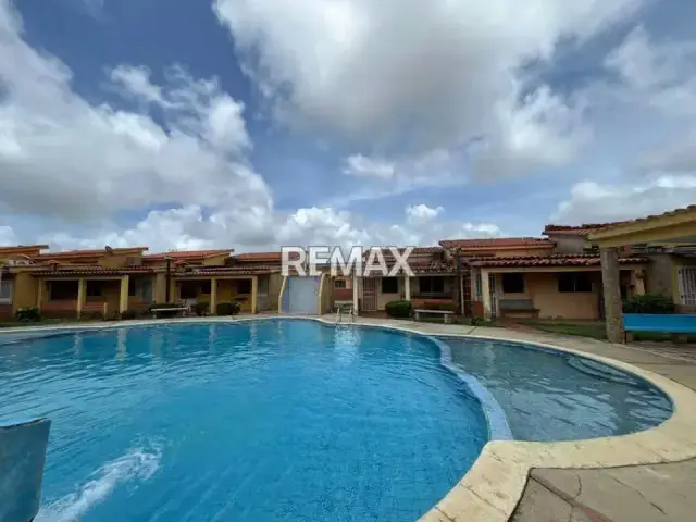SE VENDE CASA VACACIONAL EN EL CONJUNTO ARCOIRIS II , CIUDAD FLAMINGO, CHICHIRIVICHE.