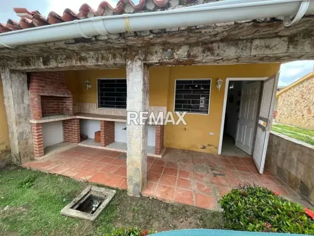 SE VENDE CASA VACACIONAL EN EL CONJUNTO ARCOIRIS II , CIUDAD FLAMINGO, CHICHIRIVICHE. - 2