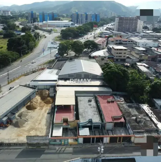 En venta estratégica casa con locales, para remodelar, ubicado en terreno propio de 983m2