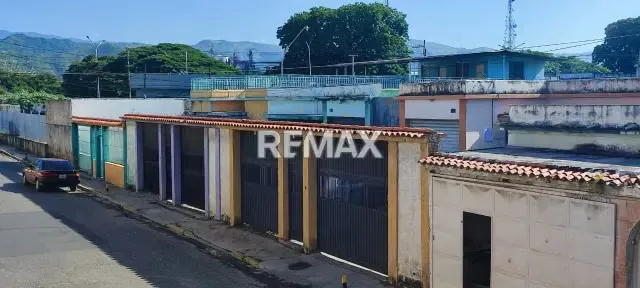 En venta estratégica casa con locales, para remodelar, ubicado en terreno propio de 983m2 - 2