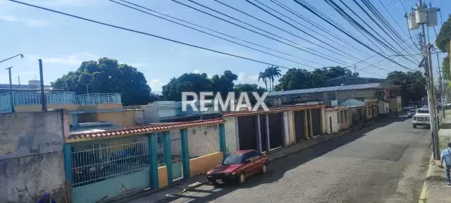 En venta estratégica casa con locales, para remodelar, ubicado en terreno propio de 983m2 - 3