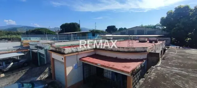 En venta estratégica casa con locales, para remodelar, ubicado en terreno propio de 983m2 - 4