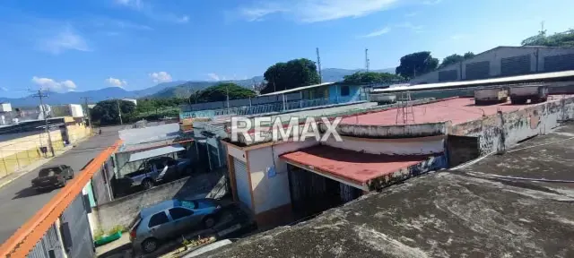 En venta estratégica casa con locales, para remodelar, ubicado en terreno propio de 983m2 - 5
