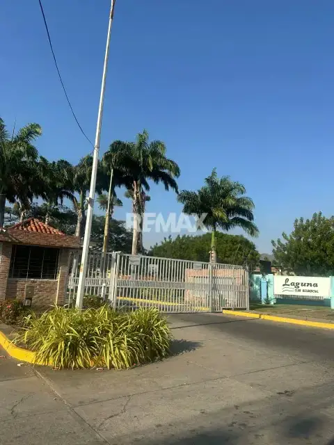 EN VENTA BELLO TOWNHOUSE RES. LAGUNA CLUB SAN SIEGO