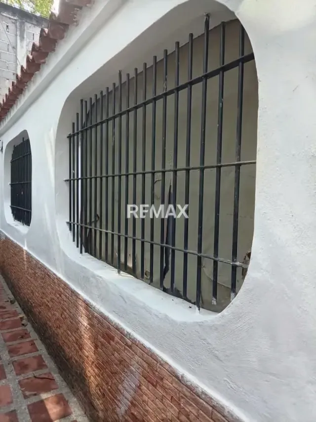 AMPLIA CASA DE ESQUINA EN ALQUILER PUERTA DEL BOSQUE LAS ROSAS GUATIRE