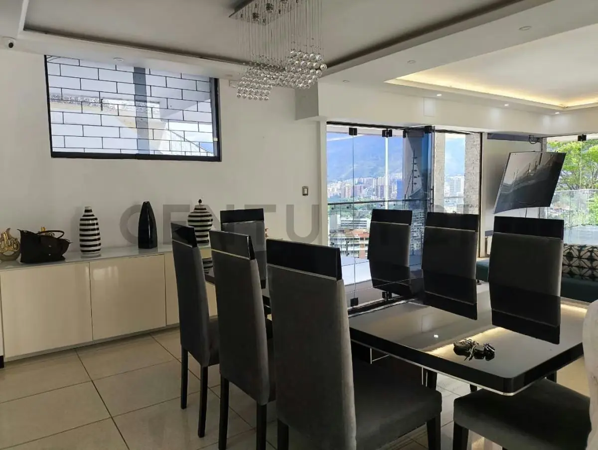 Residencia de 700 m² con vista al Ávila en Colinas de Los Chaguaramos - 11