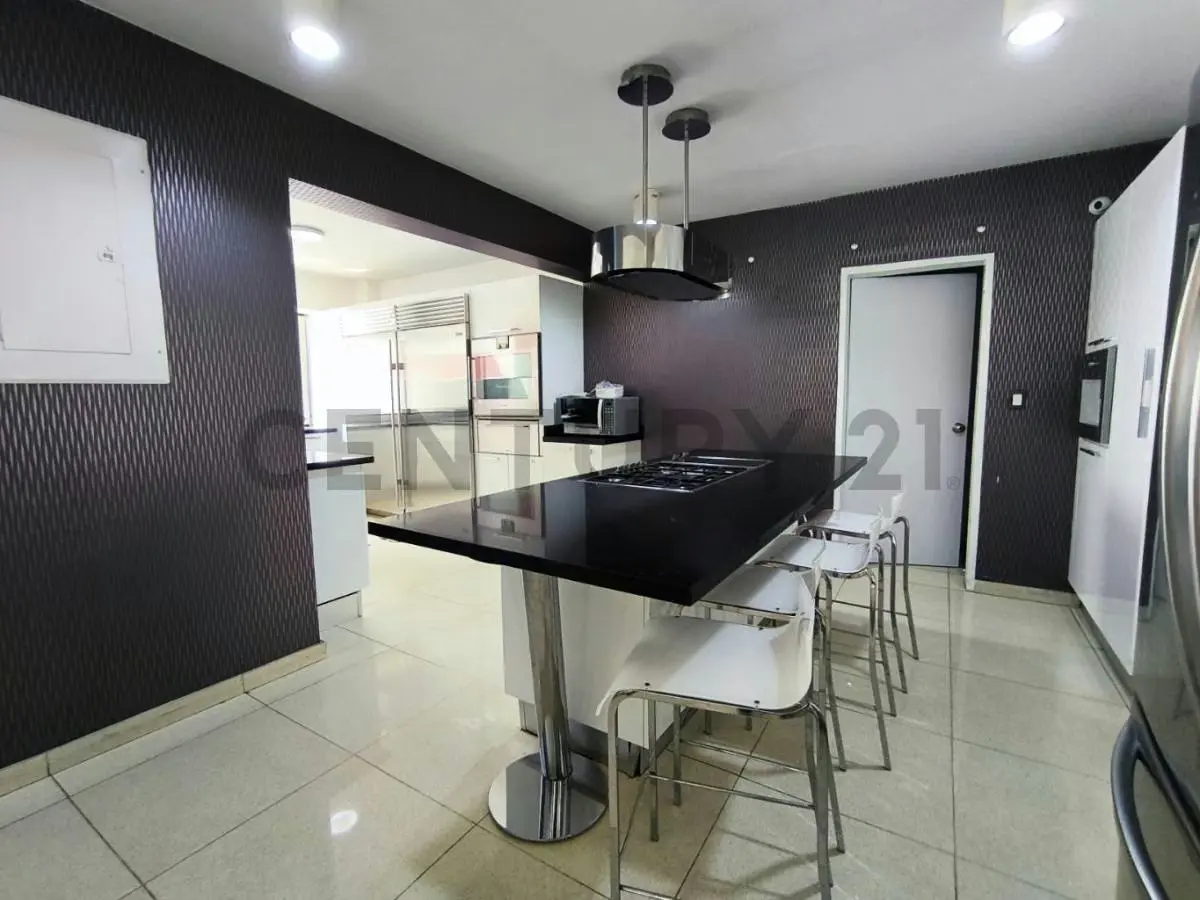 Residencia de 700 m² con vista al Ávila en Colinas de Los Chaguaramos - 12