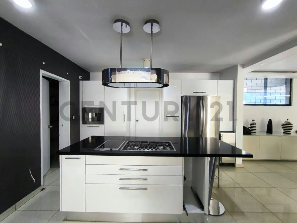Residencia de 700 m² con vista al Ávila en Colinas de Los Chaguaramos - 16