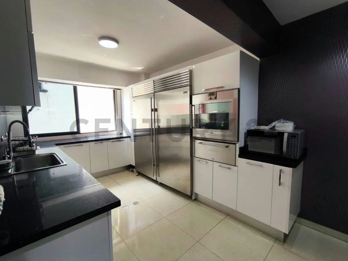 Residencia de 700 m² con vista al Ávila en Colinas de Los Chaguaramos - 17