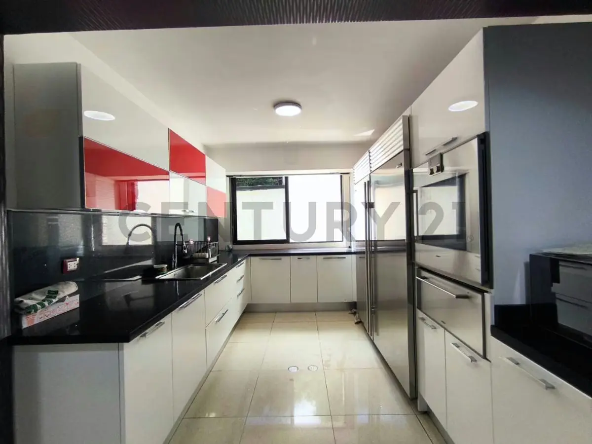 Residencia de 700 m² con vista al Ávila en Colinas de Los Chaguaramos - 18