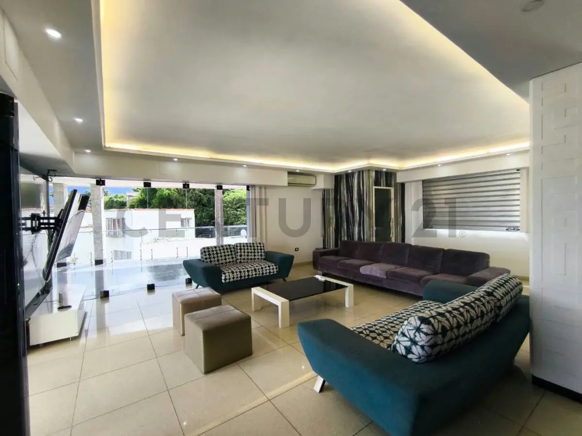 Residencia de 700 m² con vista al Ávila en Colinas de Los Chaguaramos - 2