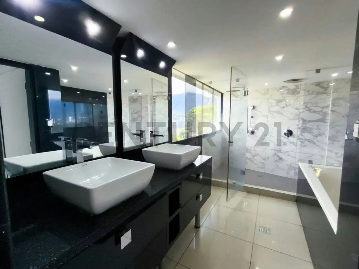 Residencia de 700 m² con vista al Ávila en Colinas de Los Chaguaramos - 26