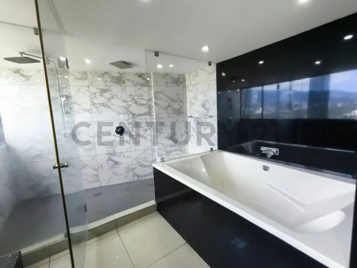 Residencia de 700 m² con vista al Ávila en Colinas de Los Chaguaramos - 27