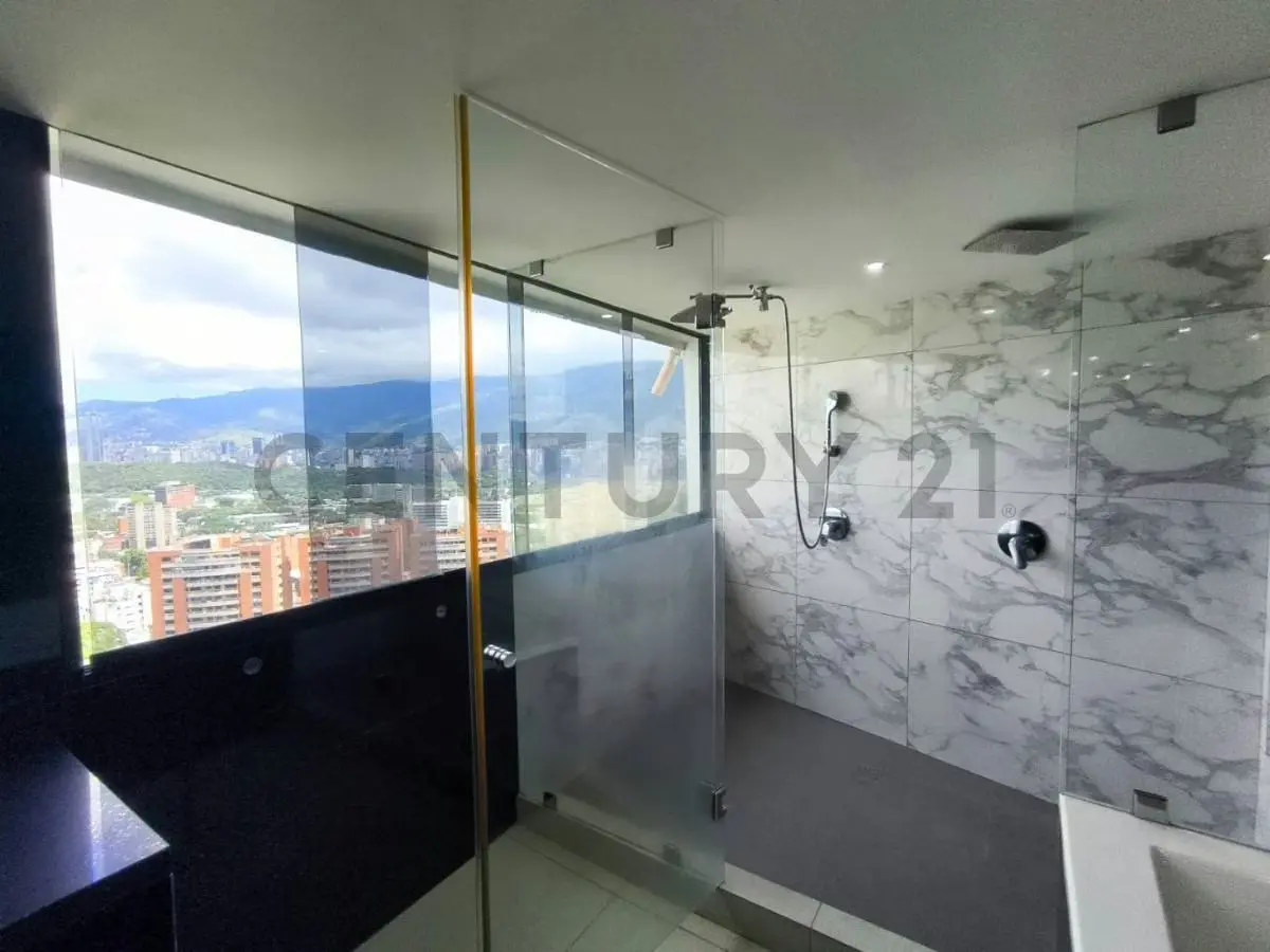 Residencia de 700 m² con vista al Ávila en Colinas de Los Chaguaramos - 28